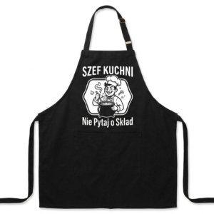 Czarny fartuch kuchenny z białym nadrukiem. Na środku znajduje się grafika uśmiechniętego kucharza w czapce kucharskiej, mieszającego potrawę w kociołku, z którego unosi się dym. Nad kucharzem widnieje napis „SZEF KUCHNI”, a pod nim napis „Nie Pytaj o Skład”.
