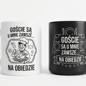 Dwa ceramiczne kubki na białym tle. Po lewej biały kubek z czarną grafiką kucharza trzymającego półmisek z pieczonym drobiem oraz napisami: na górze „GOŚCIE SĄ U MNIE ZAWSZE...”, na dole „NA OBIEDZIE”. Po prawej czarny kubek z białą grafiką naczyń i sztućców oraz napisami: „GOŚCIE SĄ U MNIE ZAWSZE... NA OBIEDZIE”.